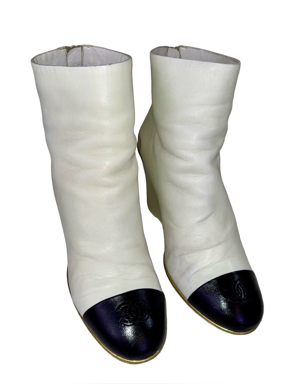 CHANEL WHITE LAMBSKIN ANKLE BOOTS WITH BLACK CAP TOES - Picture 5 of 15